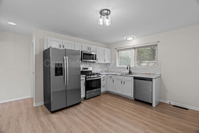 Building Photo - 560 Bardot Dr