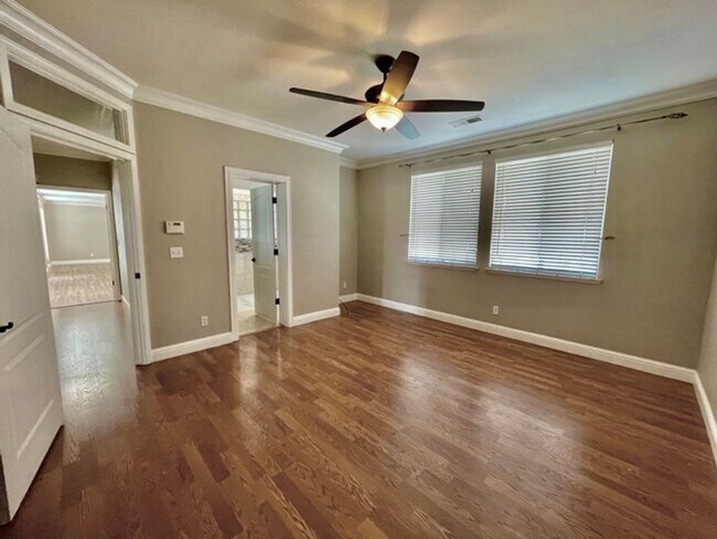 Building Photo - $3,500 Private pool, Solar Panels, 5 Bed, ...