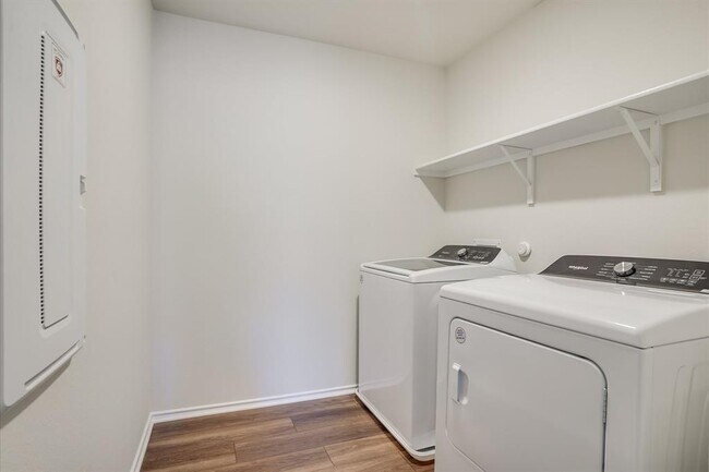 Building Photo - 851 Papaya Dr