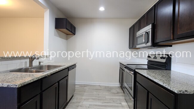 Building Photo - 931 Robineta Ln