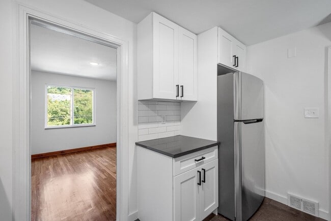 Building Photo - AVAILABLE OCT 1ST!! GORGEOUS & TOTALLY REN...