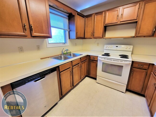 Building Photo - 1/1.5 Townhome located near Boone Golf Course!