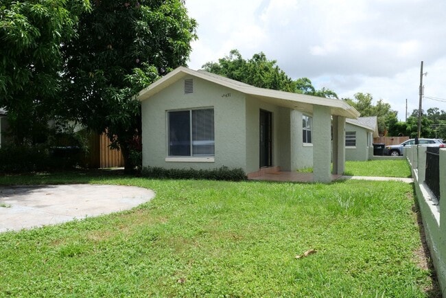 Building Photo - 3 bedroom 2 bath, corner lot