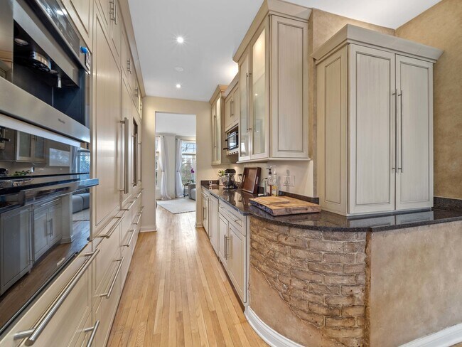 Building Photo - 2048 Valor Ct