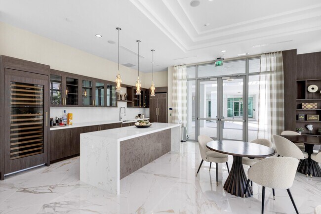 Building Photo - 475 E Royal Palm Rd