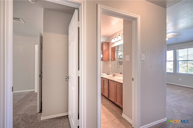 Building Photo - 1011 Sugar Brook Dr