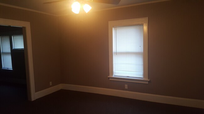 Building Photo - 1133-1135 N Main St