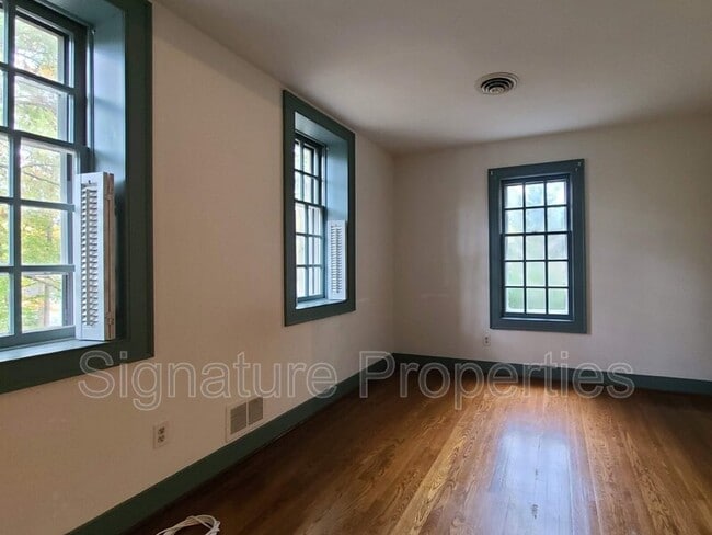 Building Photo - 2302 Mountainbrook Dr