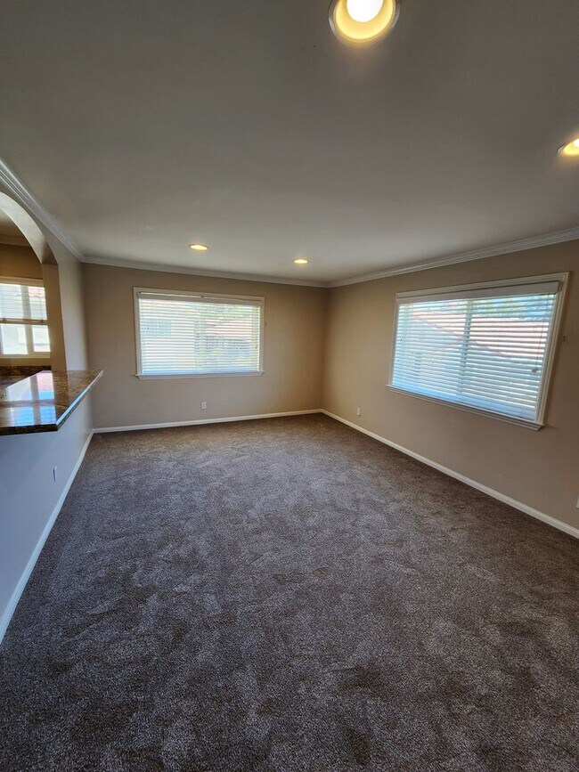 Building Photo - Upper 1 Bedroom Unit Located in Verano Com...