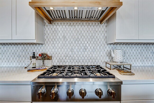 Building Photo - 7606 Redwoods Frst Dr