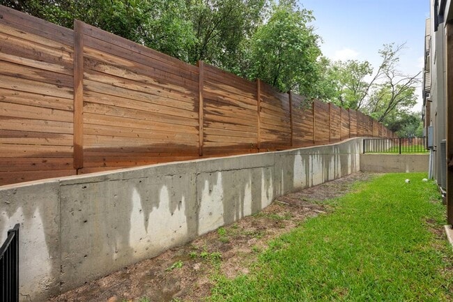 Building Photo - 2309 Montopolis Dr