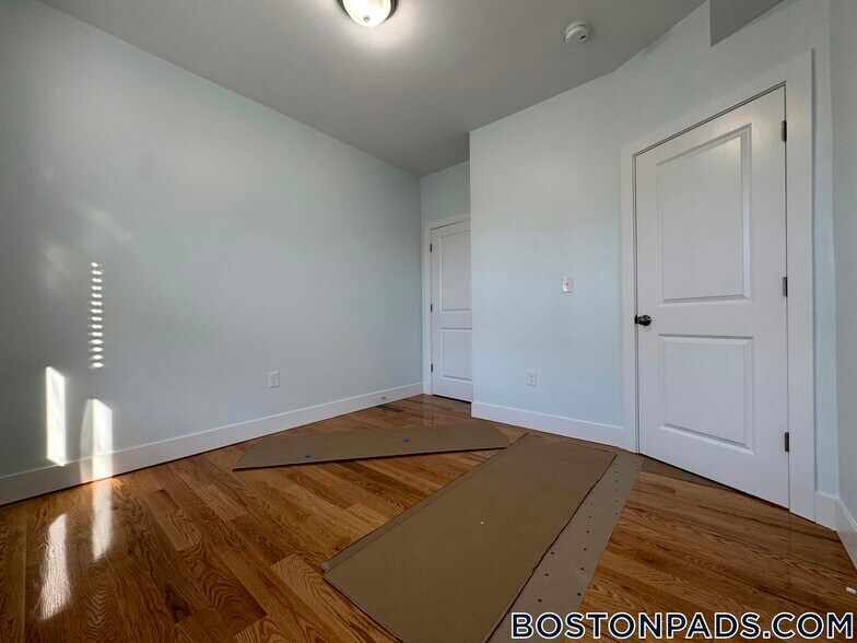 Building Photo - 7 Carson St