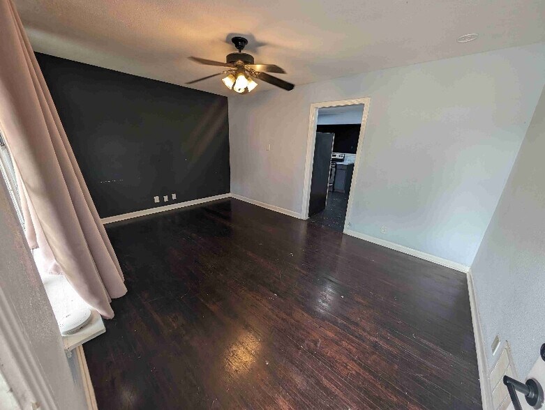 Building Photo - 339 W Bedford Ave