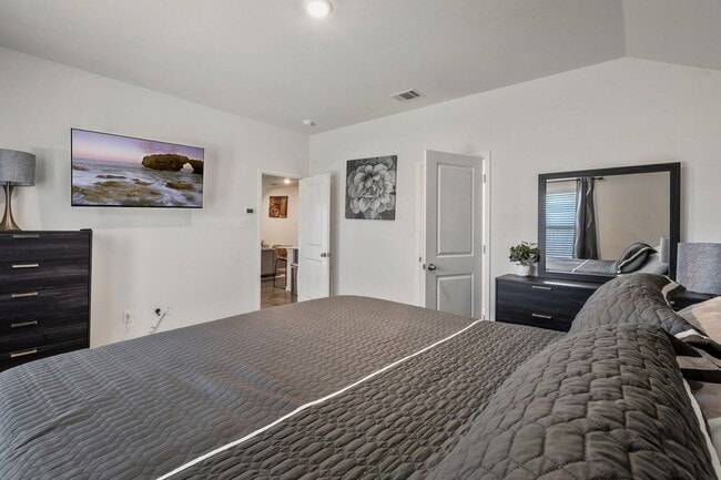 Building Photo - 15121 Ace Dr
