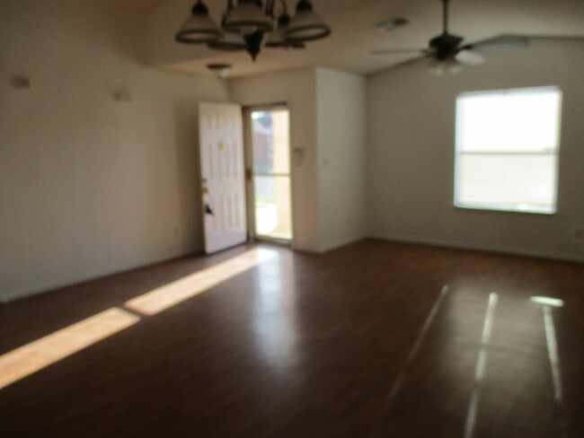 Building Photo - "Charming 3-Bed, 2-Bath Haven on Mesquite ...