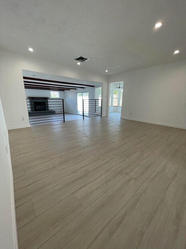 Building Photo - 10157 Swinton Ave