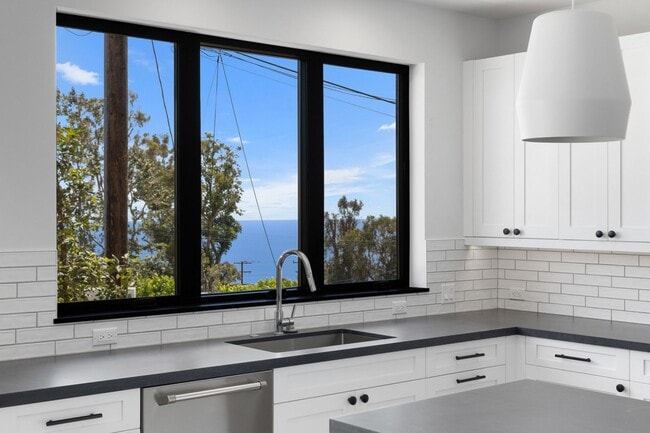 Building Photo - Modern Coastal Lease in Top of the World