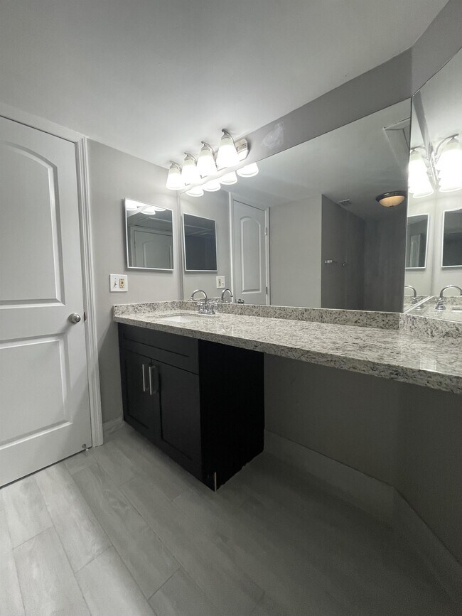 Building Photo - 2820 N Oakland Forest Dr