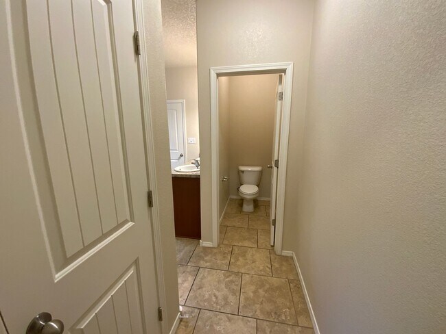 Building Photo - 4 Bedroom Home Available Near Golf Course ...