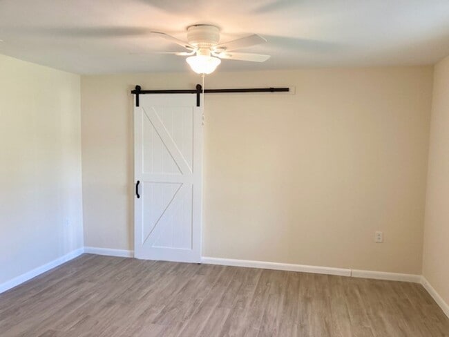 Building Photo - Clean ready to go 2/1 in Beverly Hills!