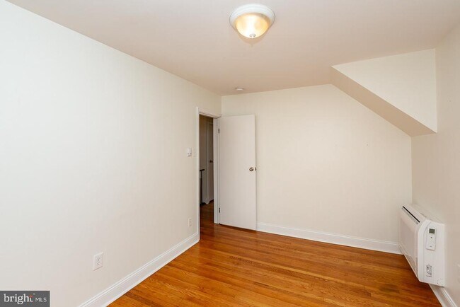 Building Photo - 240 Henley Rd