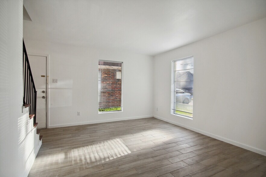 Building Photo - 424 Deckbar Ave