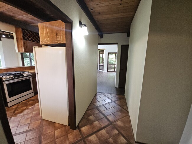 Building Photo - 1100 Ainalako Rd