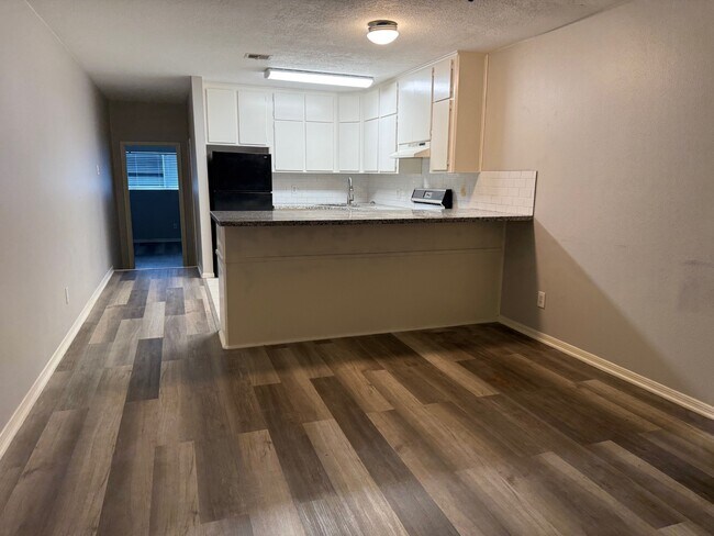 Building Photo - 400 W Texas Ave