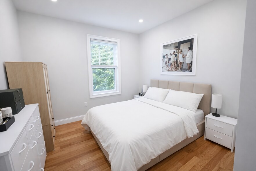 Building Photo - 910 E 4th St