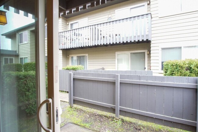 Building Photo - Close-in SE: Garden Level 1 Bdr w/ DW, Pri...
