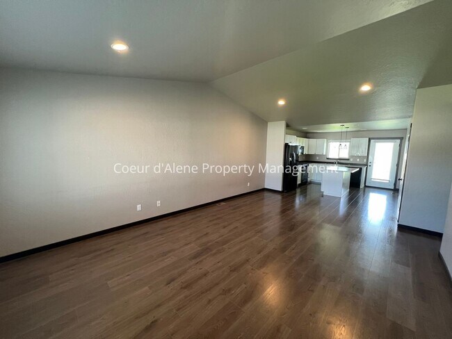 Building Photo - 3 bed house behind Crown Pointe Park!