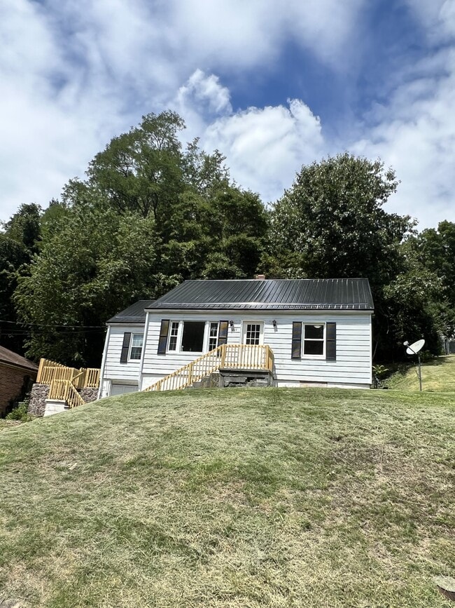 Primary Photo - 1219 East Dr