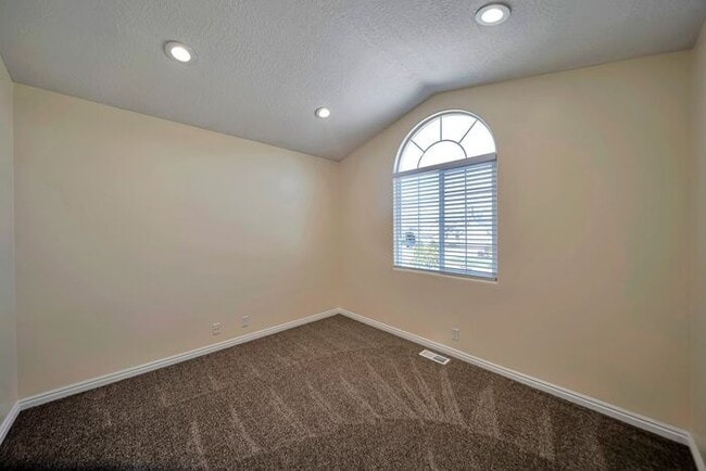 Building Photo - Awesome remodel home in great location w a...