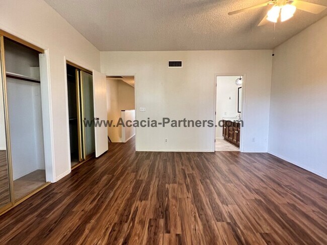 Building Photo - Three Bedroom Townhome in Coronado Ridge