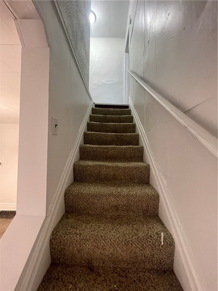 Building Photo - 128 S Spring Ave