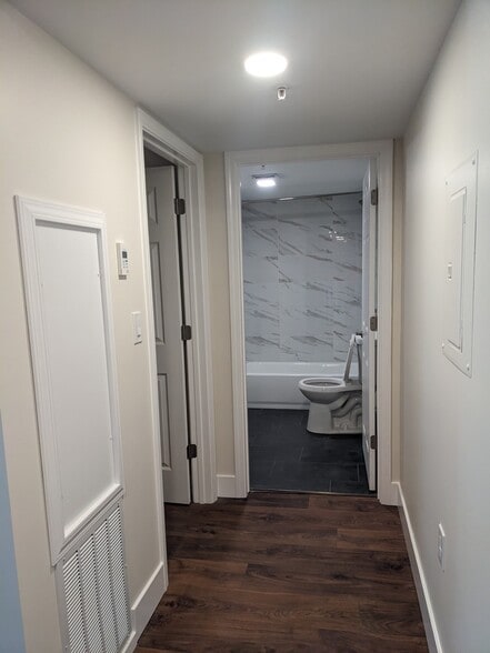 Unit 5 Hall - 518 N State St