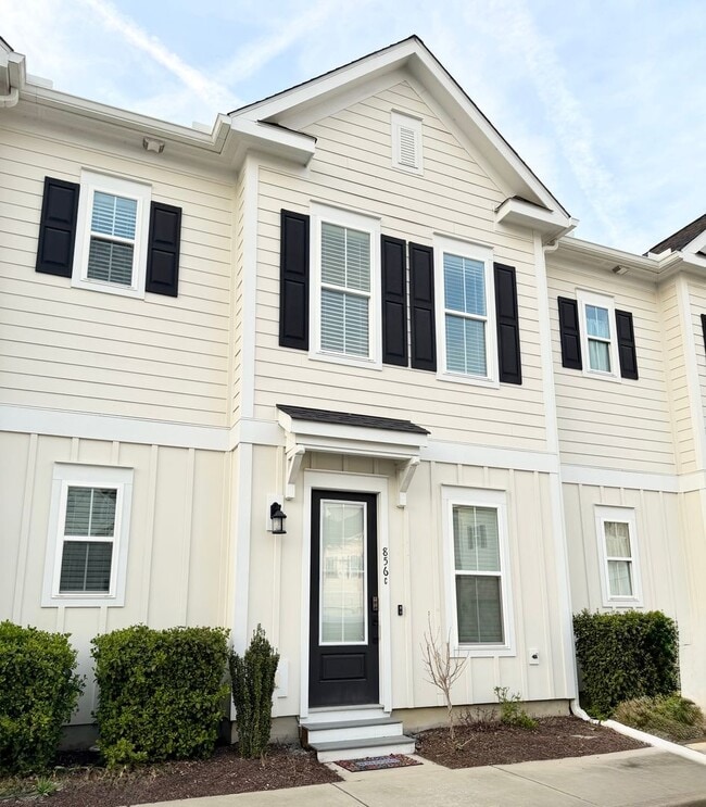 Building Photo - Upscale Townhome in Market Common! MOVE-IN READY!