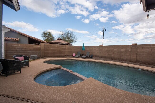 Building Photo - Spacious 3-Bedroom Oasis with Pool in Yuma...