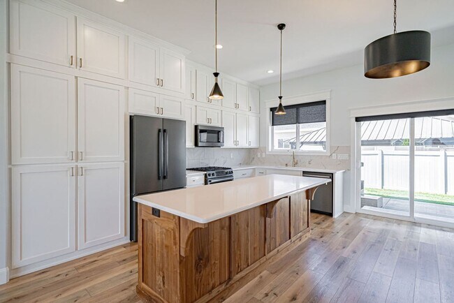Building Photo - Stunning 5-Bed, 3-Bath Home in a Desirable...