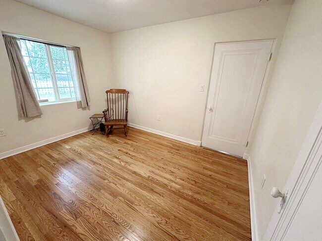 Building Photo - 801 Solano Dr NE
