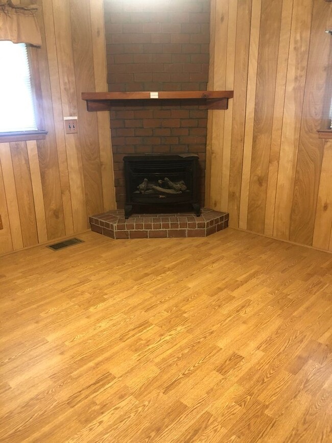 Building Photo - 3 Bedroom, 1.5 Bath Home near Furman Unive...