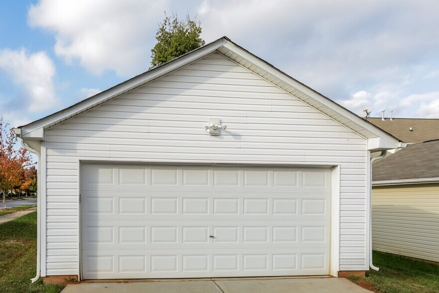 Building Photo - 19404 Fridley Ln