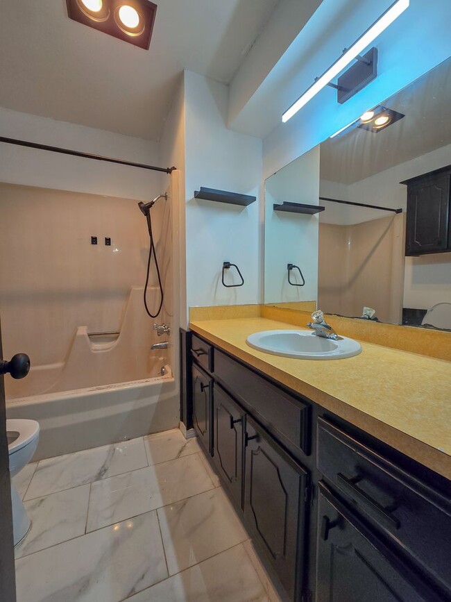 Building Photo - 3 Bedroom 2 Bath home in Shawnee!