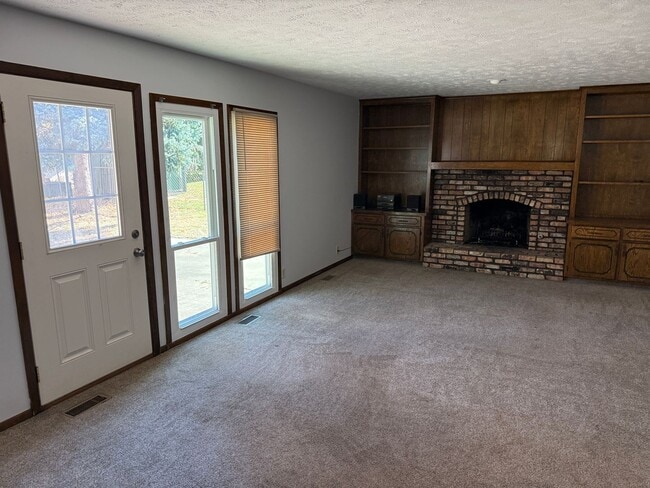 Building Photo - Large 3BR/3BA Home Near Linden Park!