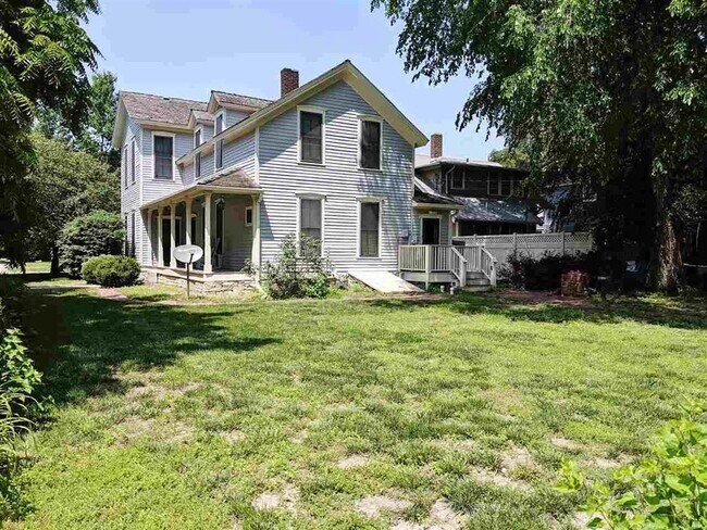 Building Photo - 529 Pierre St