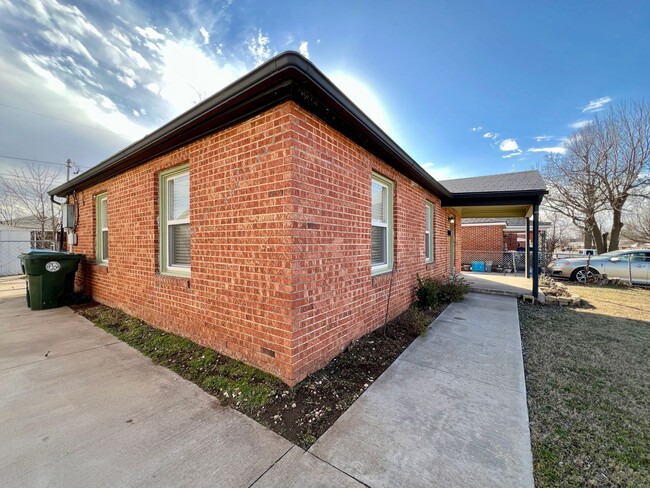 Building Photo - Charming & Fully Remodeled 2-Bedroom Home ...