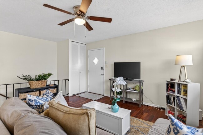 Building Photo - 462 Worthington Rd