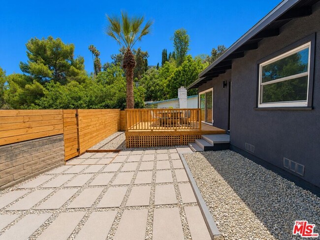 Building Photo - 885 Montecito Dr