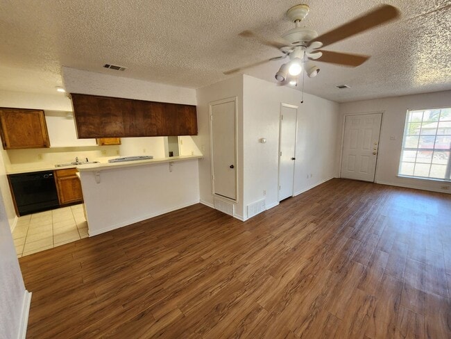 Building Photo - Charming 2 bedroom Duplex in Burleson