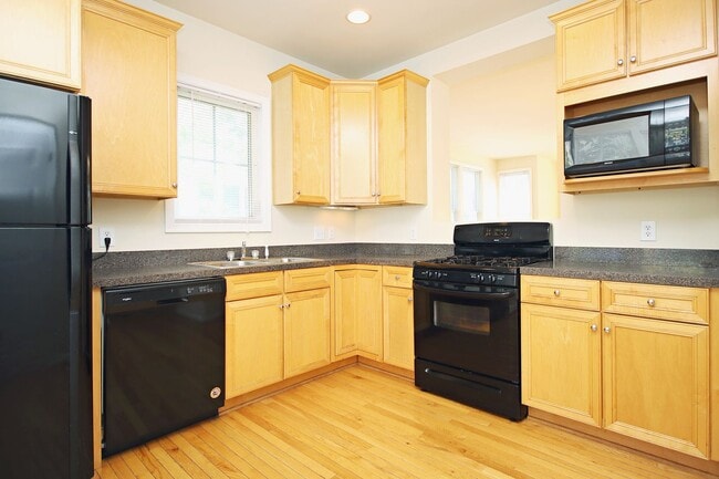 Building Photo - End-Unit Melbourne Park Townhome